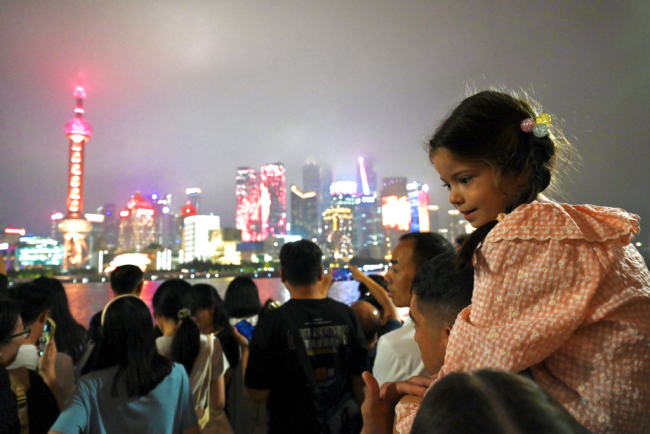 上海外滩夜色醉佳客 国庆灯光秀璀璨夺目