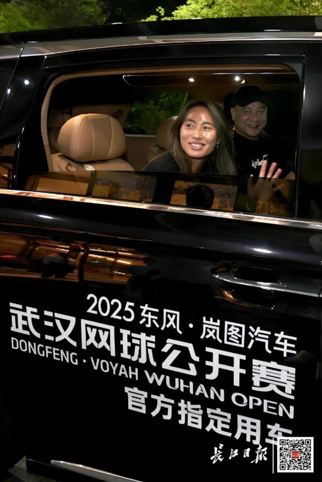 郑钦文现身武汉 温暖回家受球迷欢迎