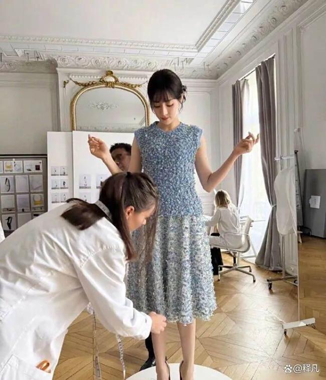 迪丽热巴完全就是真人版芭比娃娃 春日花园梦幻造型惊艳亮相