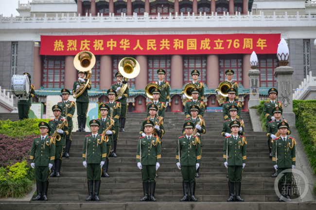 重庆市人民广场举行升国旗仪式 共庆祖国76周年华诞