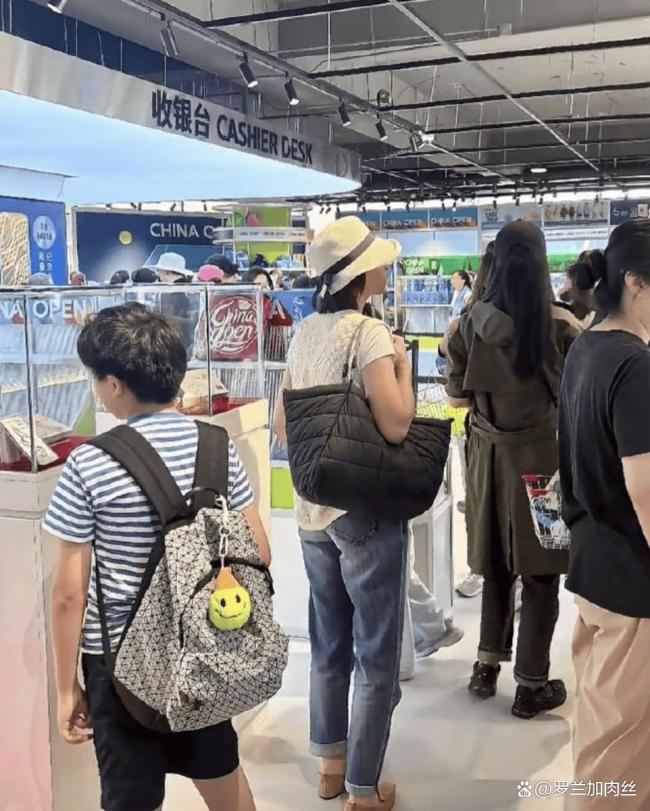 董卿儿子长这么大了 母子温馨互动引关注