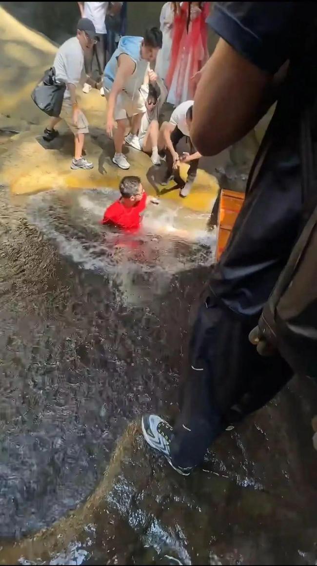 张继科回应拍瀑布时突然落水 景区游玩需谨慎