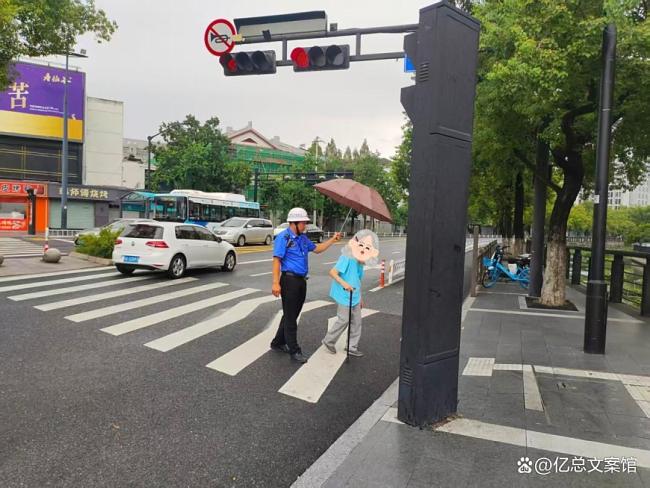被15秒3次敬礼暖到