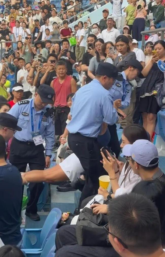 目击者曝46岁女球迷酒后扰序细节 尖叫挑衅被抬出场