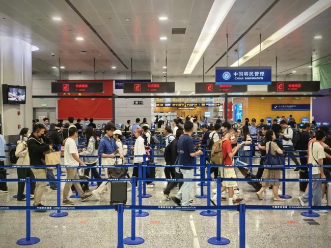 女子“十一”为了蹭高速免费 提前2天出发睡服务区 预计能省1400元高速费 聪明的人已经提前出发了