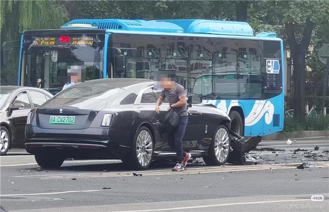 知名车评人陈震发生交通事故