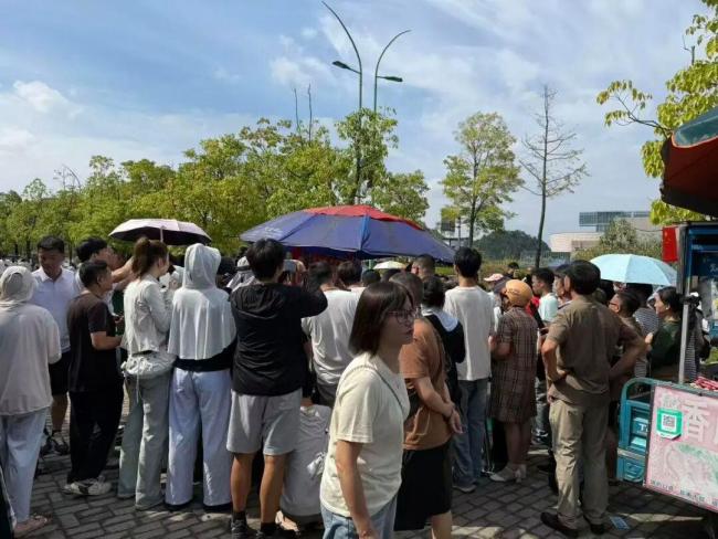 有网友3年前预测鸡排哥将成顶流 国庆再现火爆场面