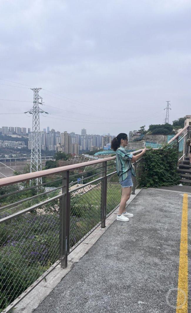 重庆红岩村大桥吸引外地游客 国庆热门打卡地