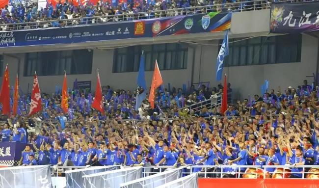 川超赛后球迷冲进球场过脚瘾 输了球又丢了人