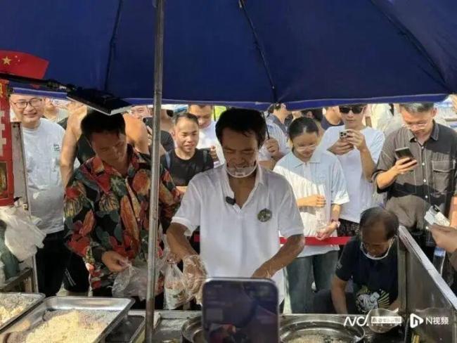 鸡排哥回应忙到没有了情绪价值 国庆摆摊人气爆棚