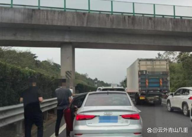 浙江男子堵崩溃了！通宵在高速上，整整18个小时！服务区挤不进去 18小时“高速囚徒”之苦
