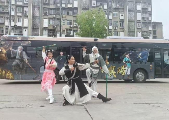 湖北襄阳侠义巴士国庆期间走红 金庸武侠主题引游客热议