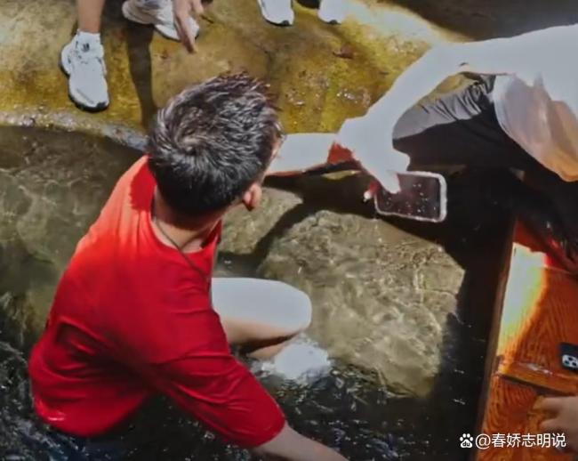 张继科：我是被人一脚踹水里的 直播揭秘落水真相