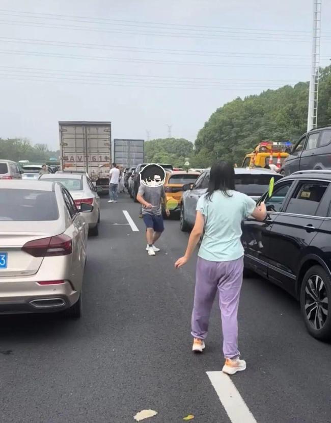 高速堵车堵出松弛感 有人下车钓大鱼 堵车中的意外乐趣