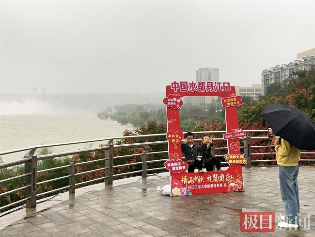 丹江涎水库泄洪 旅客现场不雅赏