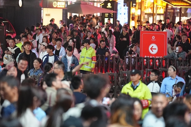 全国多地景区客流爆满