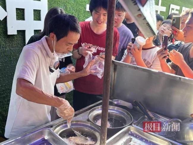 鸡排哥被堵在墙边求合影：要窒息了 热情背后的边界感缺失