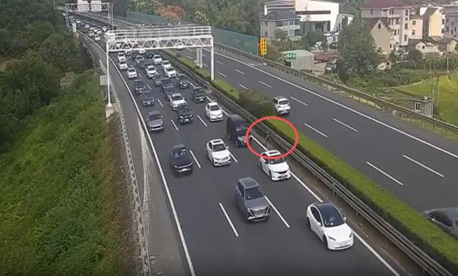 小男孩独自在高速上奔跑 原因离谱