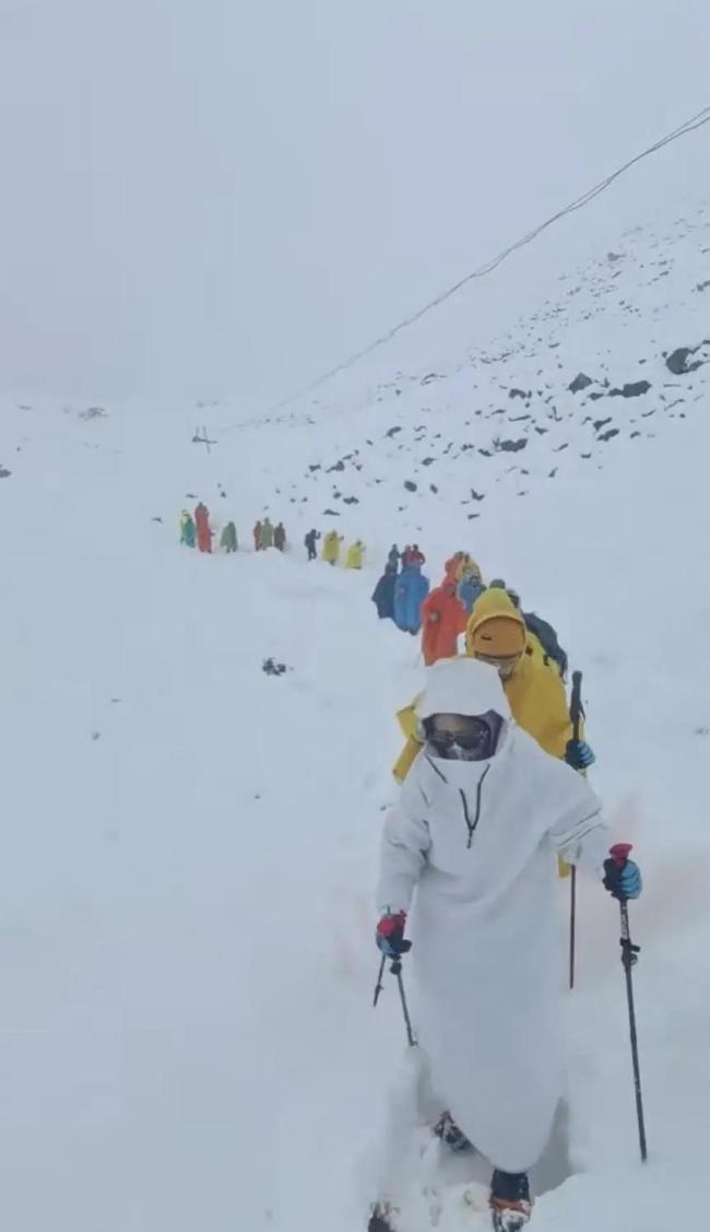 珠峰东坡暴雪有人员已出现失温症状 救援行动紧急展开