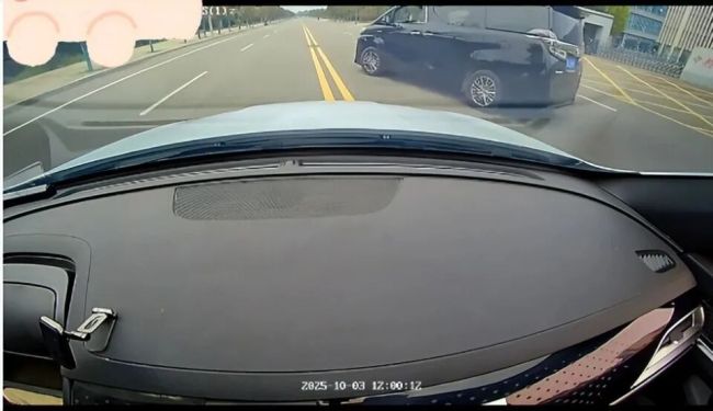 网约车遭一男子别车 男子自称公安