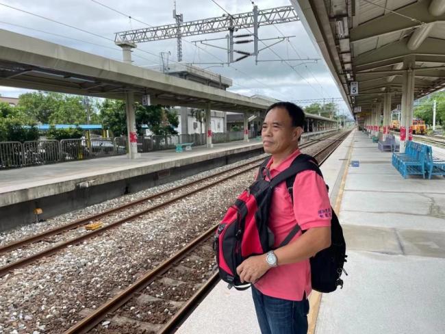 台湾大叔刘德文再次背着老兵骨灰踏上团圆路 中秋前的归途