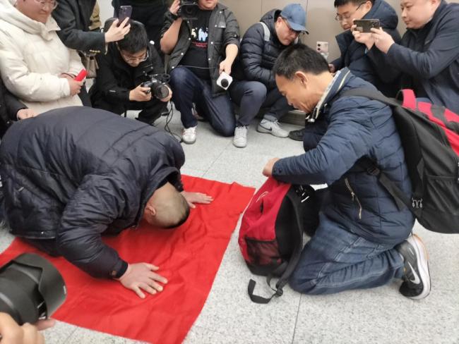 台湾大叔刘德文再次背着老兵骨灰踏上团圆路 中秋前的归途