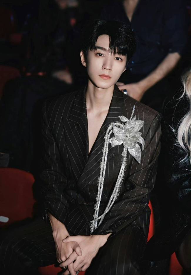 王俊凯工作室修图遗落了个鼻子 年度最搞笑修图事故