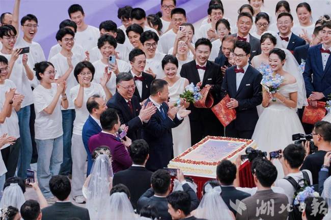 华科大73对新人集体成婚