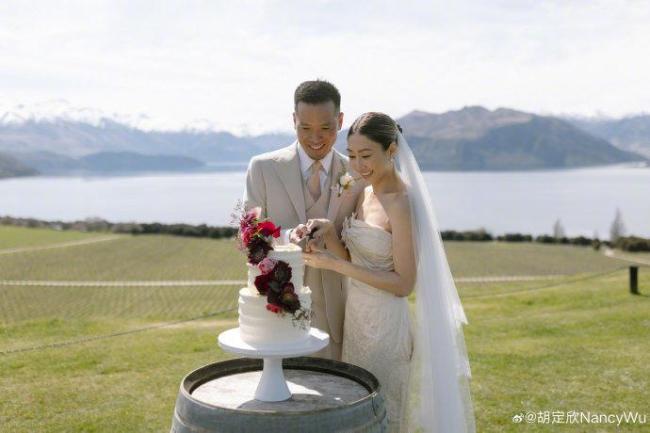 胡定欣官宣结婚 甜蜜婚纱照曝光
