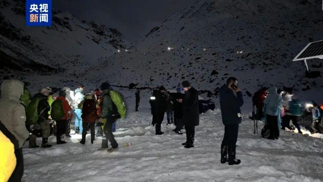 由于降雪，西藏丁丽县的游客正在与所有员工安