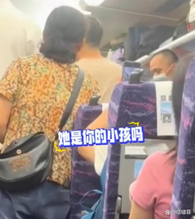 高铁上男子亲陌生小女孩称太可爱 不当行为引发争议