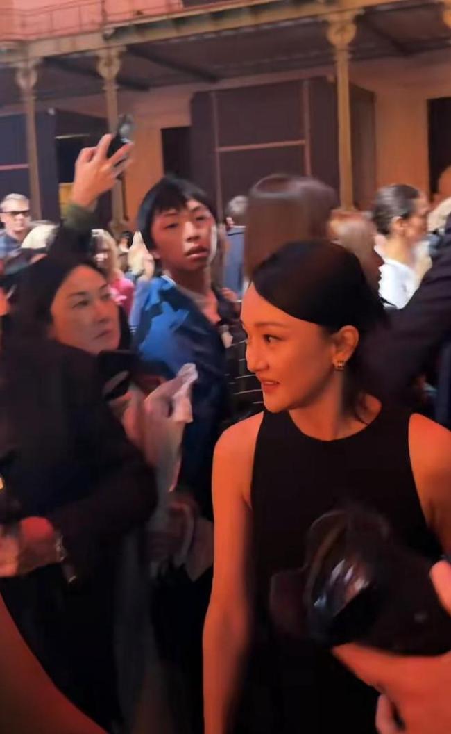 周迅窦靖童同框热聊 忘年闺蜜秀场重逢