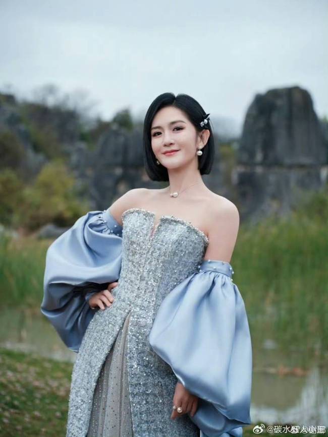 谢娜首次主持央视秋晚唱四川话rap 家乡情与专业素养的完美融合