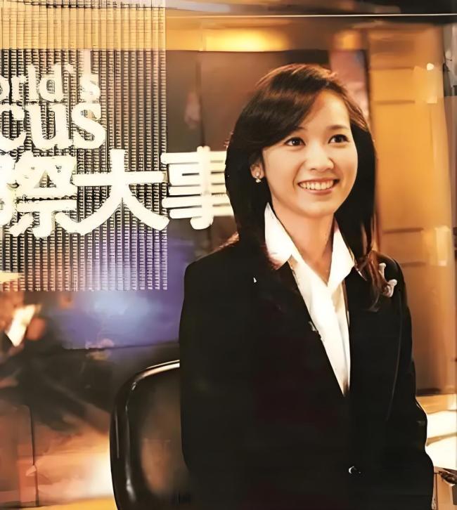 侯佩岑主持央视秋晚 优雅回归成焦点