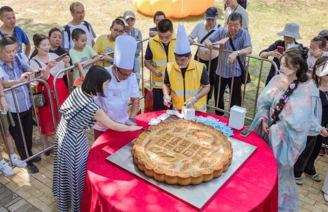 武汉现超大月饼重388斤 500人排队吃