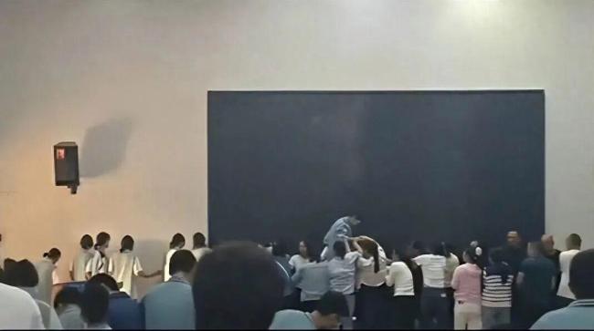 家长跪成一排让学生蒙眼踩过 官方回应 教育方式引争议