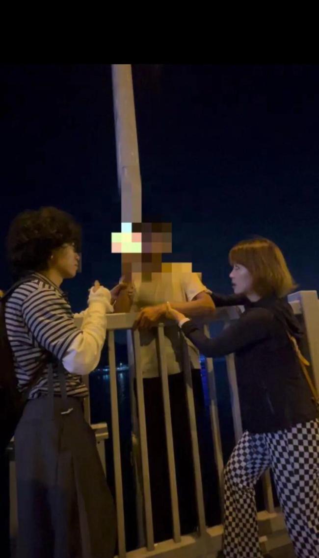 女子旅游8分钟劝回欲跳海男子 善举挽救生命
