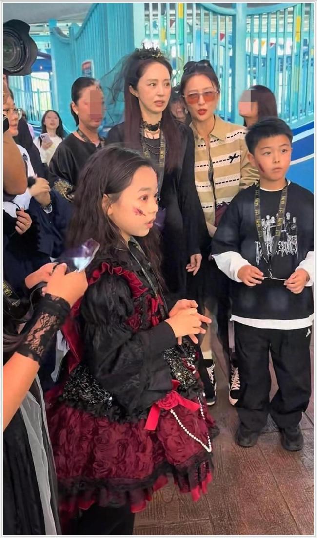 董璇佟丽娅小酒窝朵朵中秋合照 温馨亲子时光引发热议