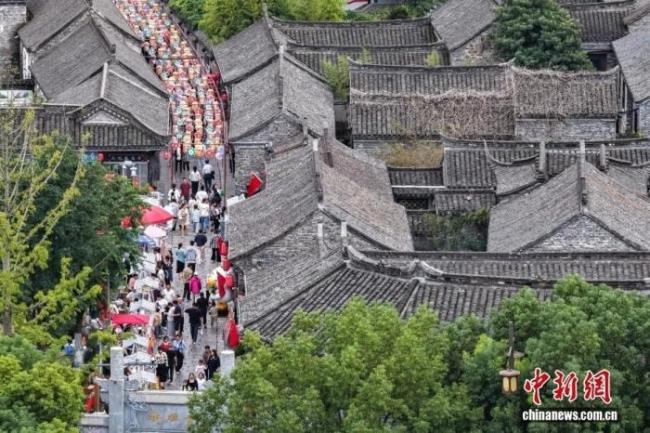 10月1日，江苏淮安，民众走进盱眙县第一山历史文化街区品“文化大集”。中新社记者 泱波 摄
