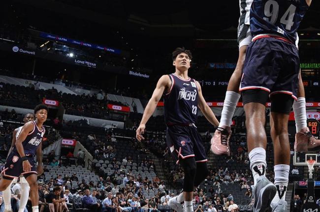 首秀轰14+3！中国男篮26岁悍将闪耀NBA季前赛：能里能外对抗文班