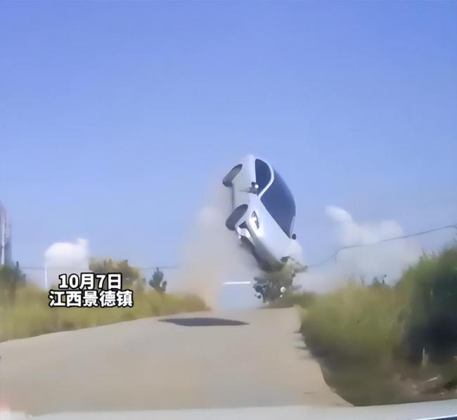 小车从坡上“飞”下吓坏对向司机 惊险一幕目击者讲述