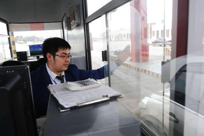 高速免费结束前工作人员高喊快点