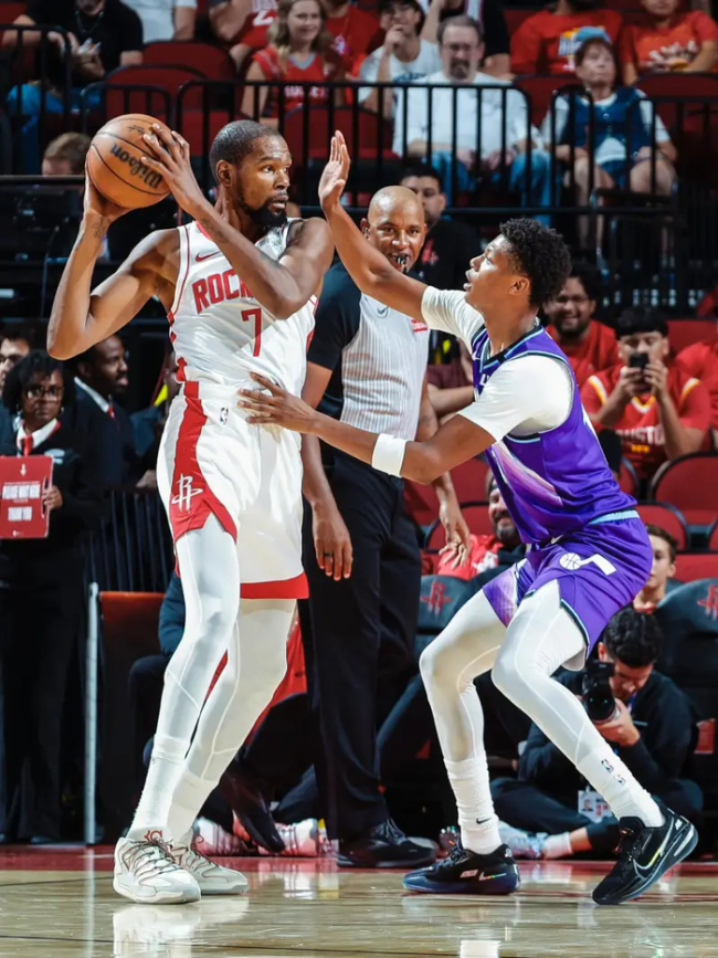 NBA:杜兰特首秀20分 火箭轻取爵士