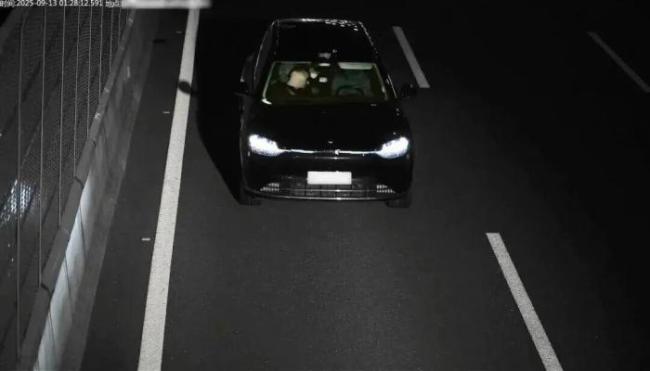 假期返程高峰,男子用智驾开车自己躺副驾睡觉被拘!