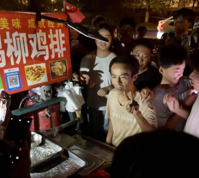 鸡排哥美颜出镜回应上央视