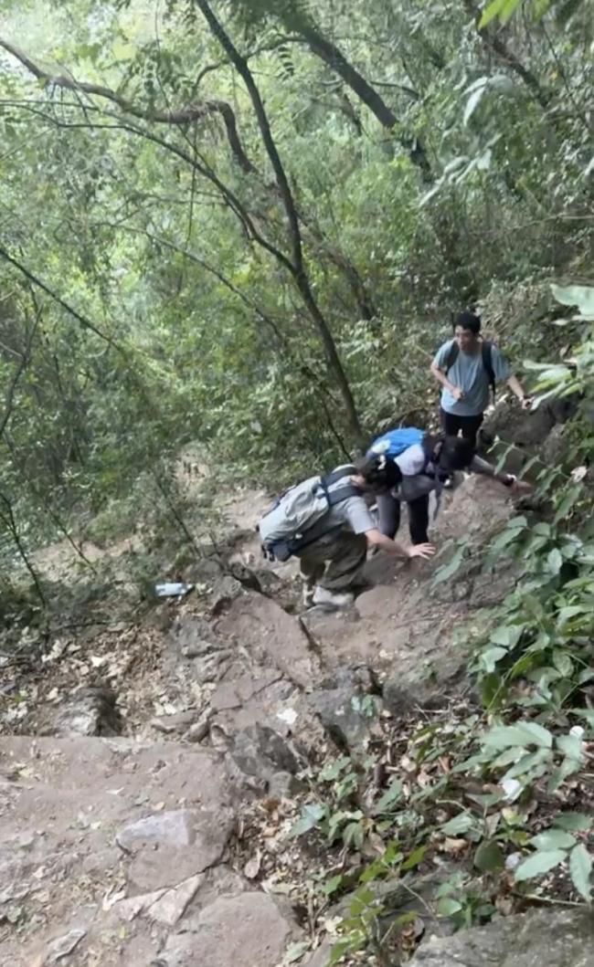 退伍小伙一把抱住从山上滑落的孩子 下面就是悬崖 退役军人的本能反应