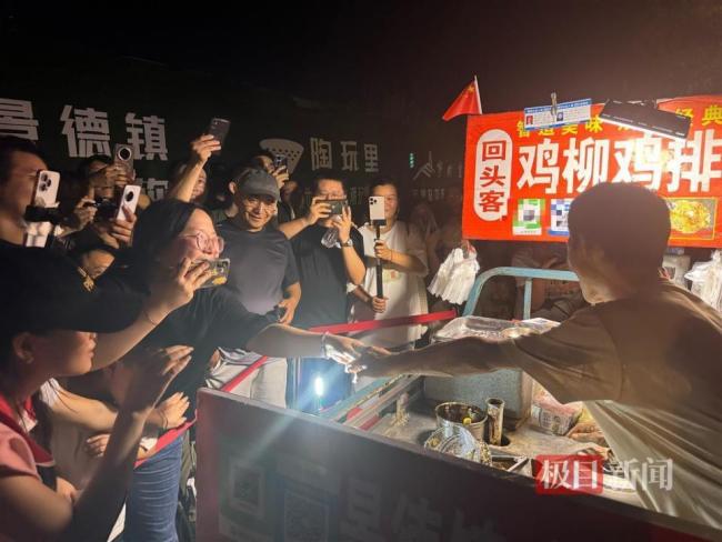 “鸡排哥”回应学生吃不上鸡排：将为学生和老师开通绿色通道