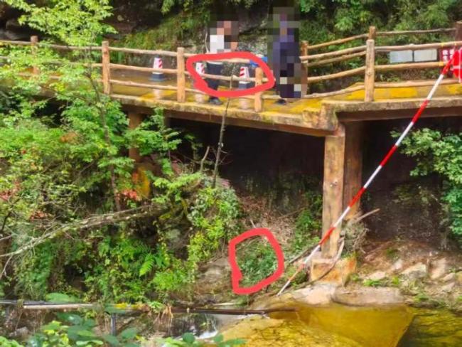 小伙爬山抬头瞬间救了个孩子 景区安全引反思