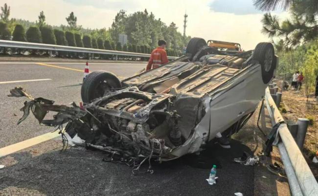 男子高速强行变道翻车反诬他人 无理取闹遭批评教育