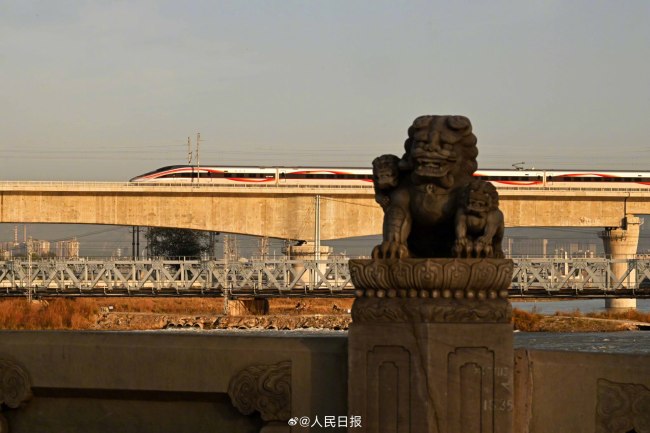 卢沟桥的石狮子看到复兴号了 网友:这一幕太震撼了!